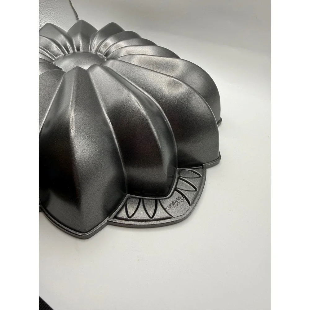 Wilton Flower Petal Cake Pan Cast Aluminum Non-Stick Gray Floral Baking Mold